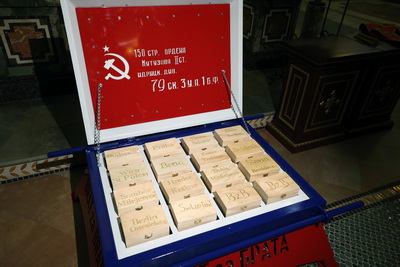 Участники международного мотопробега возложили цветы к монументу Победы и передали капсулы с землей в Всехсвятскую церковь
