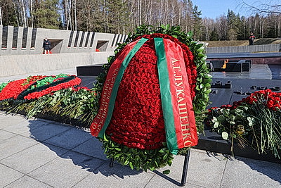 Колокола и людская скорбь. В день памяти Хатыни на мемориале возлагают цветы