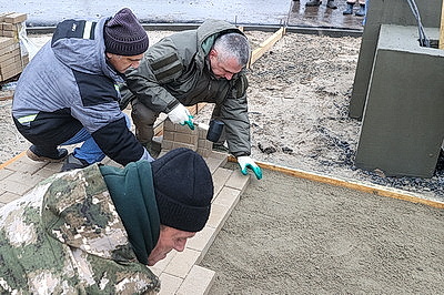 На братской могиле в Речицком районе трудится десант субботника