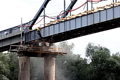 Продолжается реконструкция пешеходного моста через реку Сож