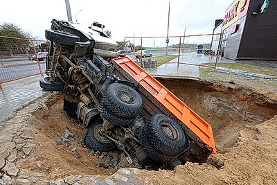 В Гродно под землю провалился МАЗ