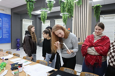 Стельки с таблицами, фейковая зачетка и... батон. В Могилеве открылась выставка студенческих шпаргалок