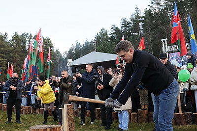 Невероятная атмосфера. Четвертый чемпионат по колке дров среди СМИ проходит в Минском районе