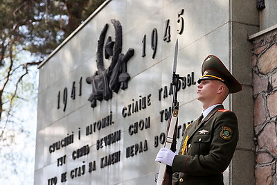 Члены Совета Республики возложили цветы в мемориальном комплексе \"Масюковщина\"