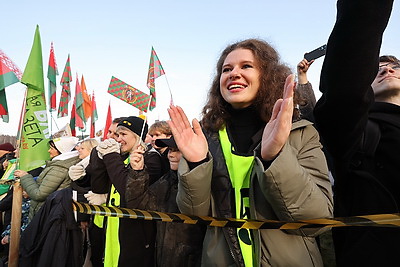 Невероятная атмосфера. Четвертый чемпионат по колке дров среди СМИ проходит в Минском районе