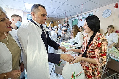 Настоящее новогоднее чудо. В Витебске поздравили мам, родивших накануне праздника