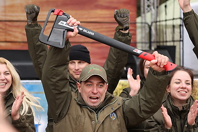 Невероятная атмосфера. Четвертый чемпионат по колке дров среди СМИ проходит в Минском районе