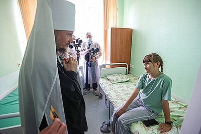 Митрополит Вениамин пообщался с пациентами РНПЦ детской хирургии