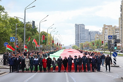 500 м длиной и 9 м шириной. В Минске пронесли самый большой флаг Беларуси