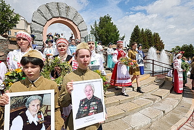 Посвящая 80 мирным годам. 80 венков спустили в Неман на акции \"Дзявочы вянок міру\" в Гродно