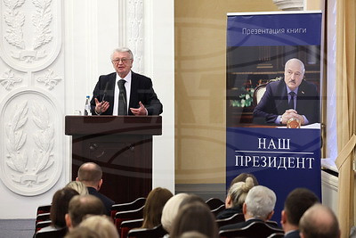 Книга \"Наш Президент\" поступила в продажу в магазины областных центров