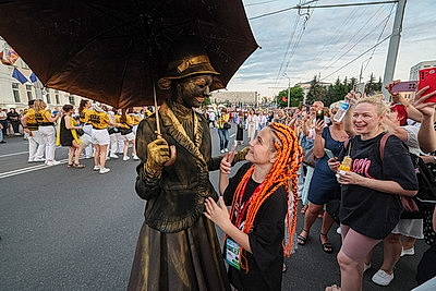 Красочное шествие по улицам Витебска провели участники феста \"На семи ветрах\"