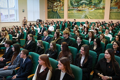 Прямой разговор о будущем: эксперты и депутаты разъясняют молодежи, как решения ВНС касаются каждого