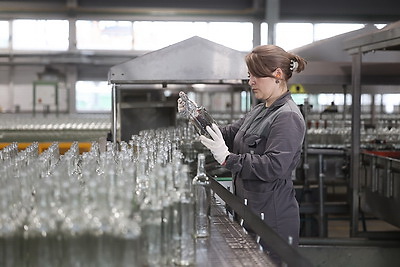 Гибко и эффективно. Как на Гродненском стеклозаводе выпускают сразу два вида продукции на одной линии