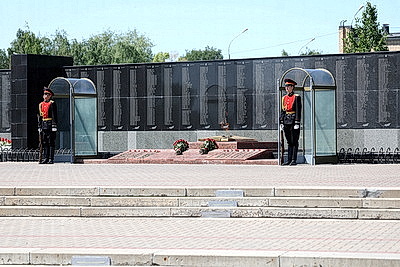 Турчин и Минниханов возложили цветы к мемориальному комплексу \"Родина-мать\" в Татарстане