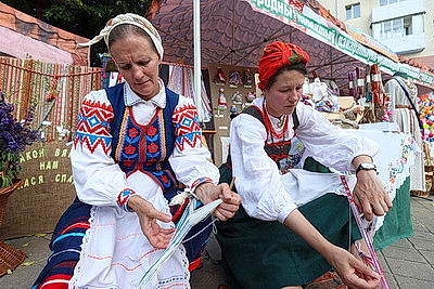 Пешеходная превратилась в творческую. На центральной улице Молодечно народные мастера показали лучшие работы
