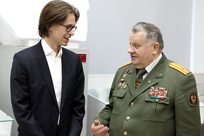 Медаль Героя Советского Союза Василия Козлова передали музею школы №122 в Минске