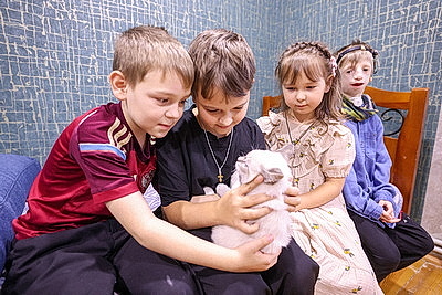 \"Здесь мы чувствуем себя собой\". Почему многодетная семья из Германии выбрала жизнь в Беларуси