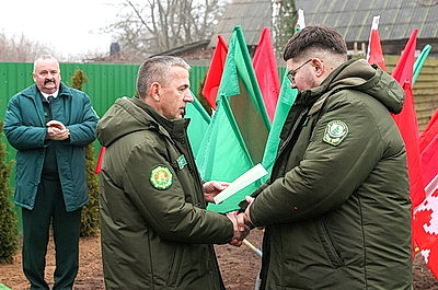 \"Новый год встретим в новом доме\". Молодые специалисты Буда-Кошелевского лесхоза получили арендное жилье