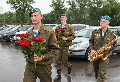 Витебские десантники на улицах города вручили женщинам цветы
