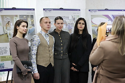 Черно-белое вчера и настоящее в красках. Молодые специалисты из Минской области ознакомились с выставкой БЕЛТА \"Беларусь. Взлет\"