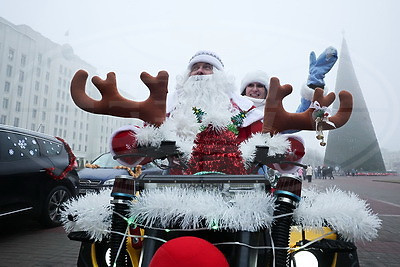 Новогодний автопарад и открытие резиденции Деда Мороза. В Могилеве дали старт праздничным мероприятиям