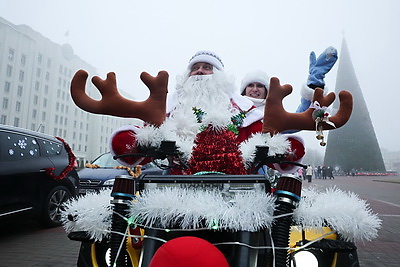 Новогодний автопарад и открытие резиденции Деда Мороза. В Могилеве дали старт праздничным мероприятиям