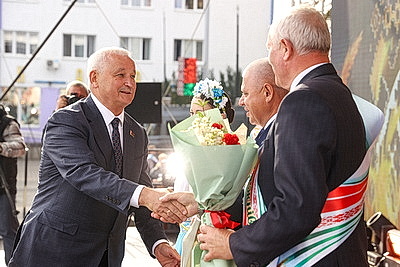 Памятник креветке, выставка караваев и подворий. В Белоозерске проходят \"Дажынкі-2025\"