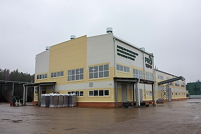 В Крупском районе открыли новый завод по производству профессиональных торфяных грунтов