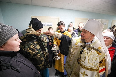 \"Нести радость людям\". Митрополит Вениамин освятил новый корпус социального пансионата \"Вяча\"