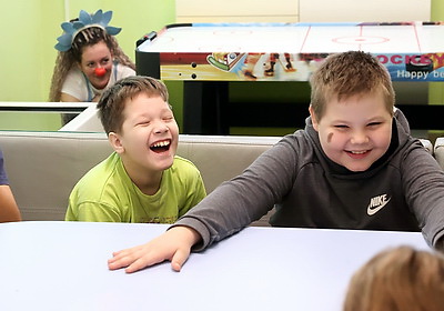 Во время акции \"ЖИТЬ, нельзя болеть\" детям в РНПЦ радиационной медицины вручили подарки