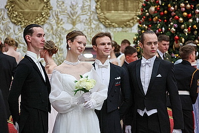 Вальс, кадриль и полонез. Дворец Независимости собрал участников красочного новогоднего бала