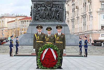 Президент Кубы возложил венок к монументу Победы в Минске