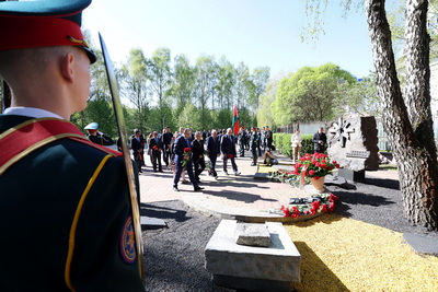 В Минске возложили цветы к памятным знакам \"Ахвярам Чарнобыля\" и \"Камень мира Хиросимы\"