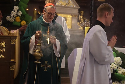 С букетом васильков в руках. Клаудио Гуджеротти возглавил литургию в брестском костеле Воздвижения Святого Креста