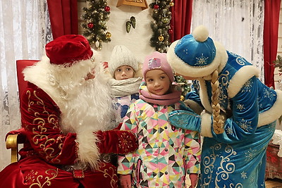 Новогодний автопарад и открытие резиденции Деда Мороза. В Могилеве дали старт праздничным мероприятиям