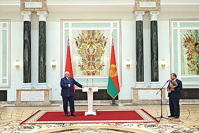 Лукашенко накануне Дня народного единства вручил госнаграды