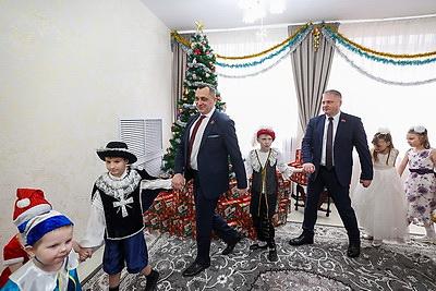 Акция \"Наши дети\". С новогодними праздниками поздравили ребят витебского детского дома