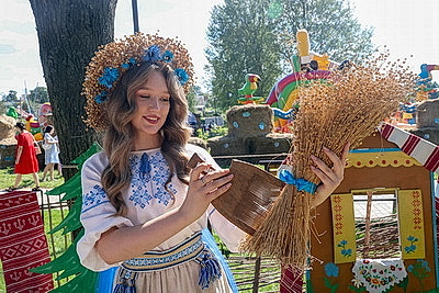 \"Льняная карусель\" закружила в Корме