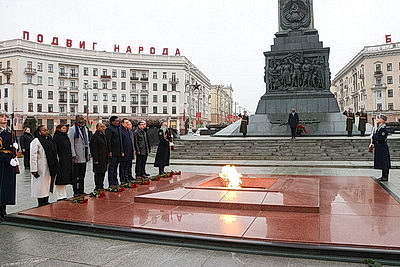 Спикер Сената Республики Кения возложил цветы к монументу Победы в Минске