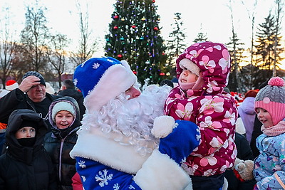 В Минске прошло шествие Дедов Морозов и Снегурочек