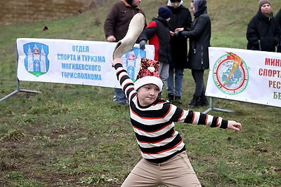 Меткость, удача, азарт. Первый чемпионат по метанию валенка прошел в Могилеве