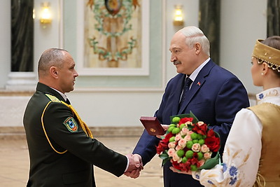 Лукашенко вручил государственные награды заслуженным представителям различных сфер