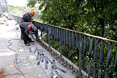 Продолжается реконструкция пешеходного моста через реку Сож