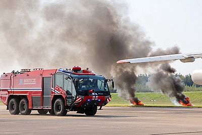 В Национальном аэропорту Минск прошло учение по тушению пожара и спасению людей