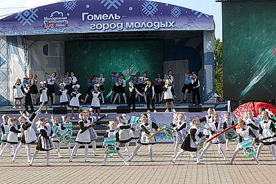 Последний звонок прозвенел для 1,7 тыс. выпускников на республиканском празднике в Гомеле