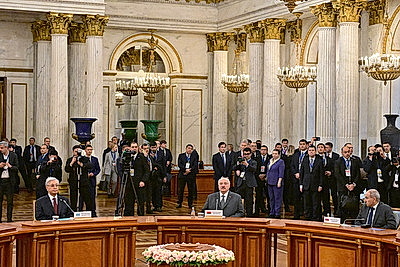 Рабочий визит Лукашенко в Россию продолжился неформальной встречей лидеров стран СНГ в Эрмитаже