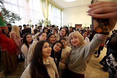 Около 500 иностранных студентов приняли участие в фестивале \"Навруз\" в БГУ