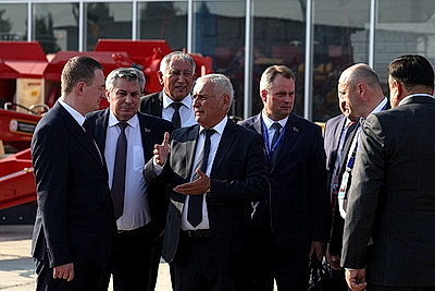 Премьер-министр Беларуси ознакомился с производством АОЗТ \"Агротехсервис\" в Душанбе