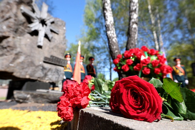 В Минске возложили цветы к памятным знакам \"Ахвярам Чарнобыля\" и \"Камень мира Хиросимы\"